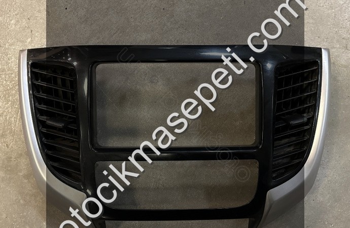 2015-2018 MİTSUBİSHİ L200 TEYP ÇERÇEVESİ IZGARALAR