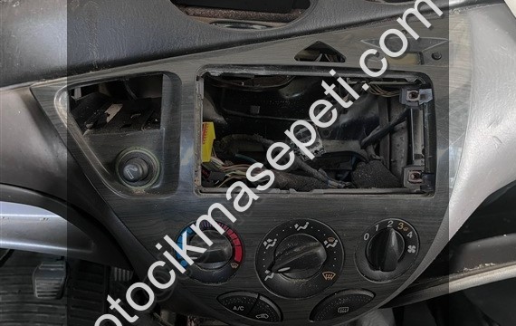 Ford Focus 1 Teyp çerçevesi