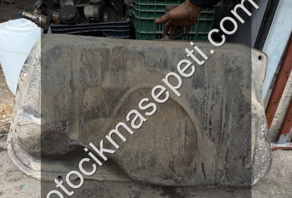 FORD ESCORT BENZİN DEPOSU 94-00 MODEL KIRMIZI ARABADAN SÖKÜLEN