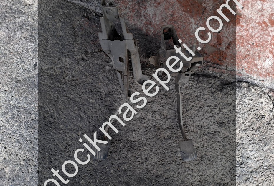 ÖZMEN OPEL VECTRA A DEBRİYAJ FREN PEDALI